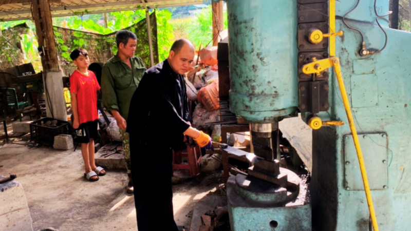 Ngày nay công đoạn cán đã có thêm máy đập hỗ trợ để giảm sức lao động, đẩy nhanh tiến độ.