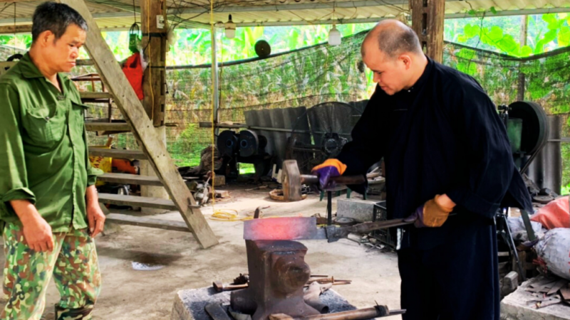 Người thợ sử dụng búa gõ liên tục vào dao, định hình lưỡi dao.