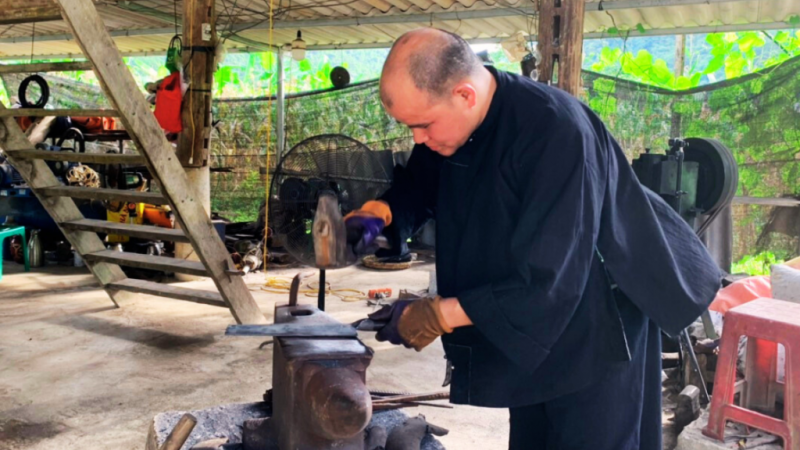 Rèn lưỡi dao là một trong những công đoạn quan trọng để hình thành nên một con dao.