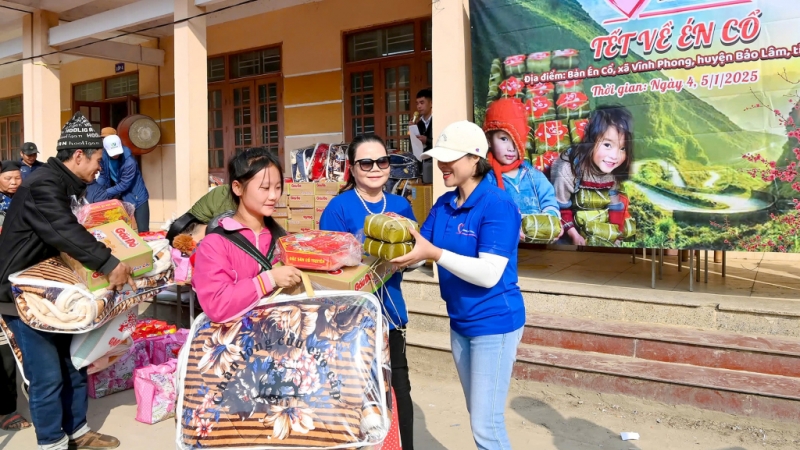 Những món quà giúp người dân đón Tết thêm ấm áp, đủ đầy hơn.