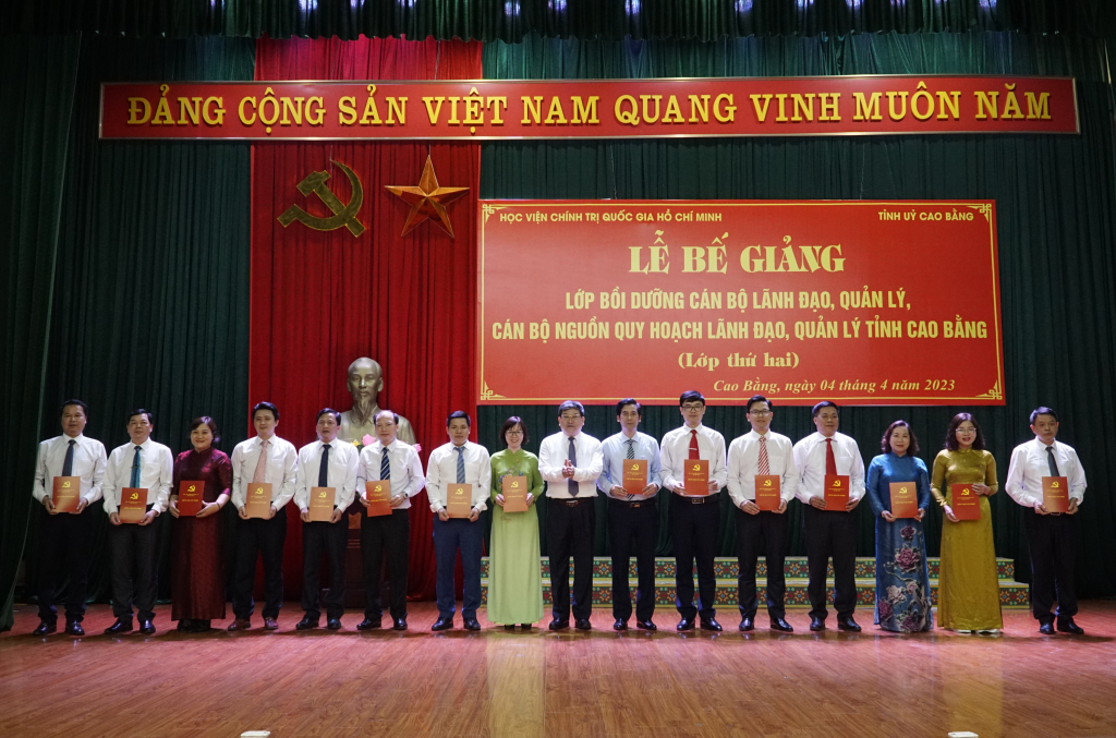 Phó Giáo sư, Tiến sĩ Nguyễn Duy Bắc, Phó Giám đốc thường trực Học viện Chính trị Quốc gia Hồ Chí Minh trao giấy chứng nhận cho các học viên.