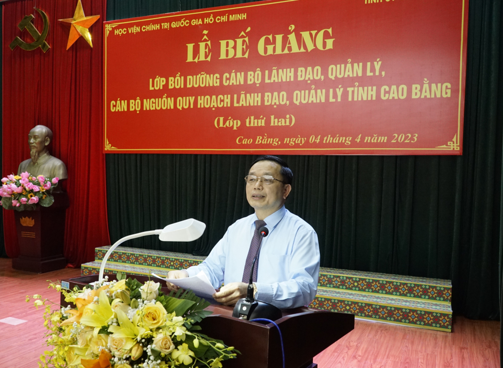 Phó Bí thư Thường trực Tỉnh ủy  Triệu Đình Lê phát biểu tại Lễ bế giảng