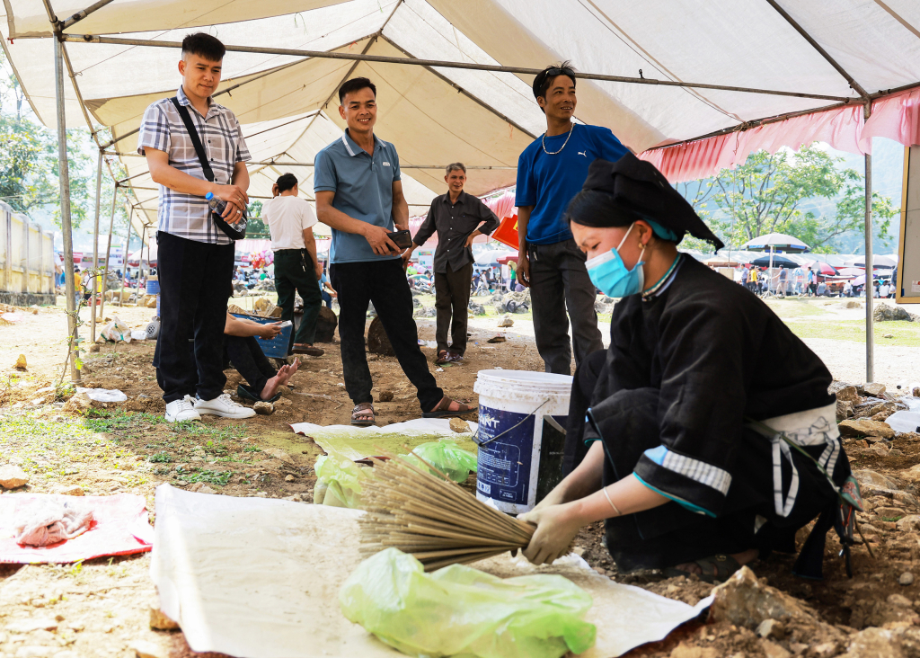 Du khách tham quan trình diễn nghề làm hương truyền thống của người Nùng An.