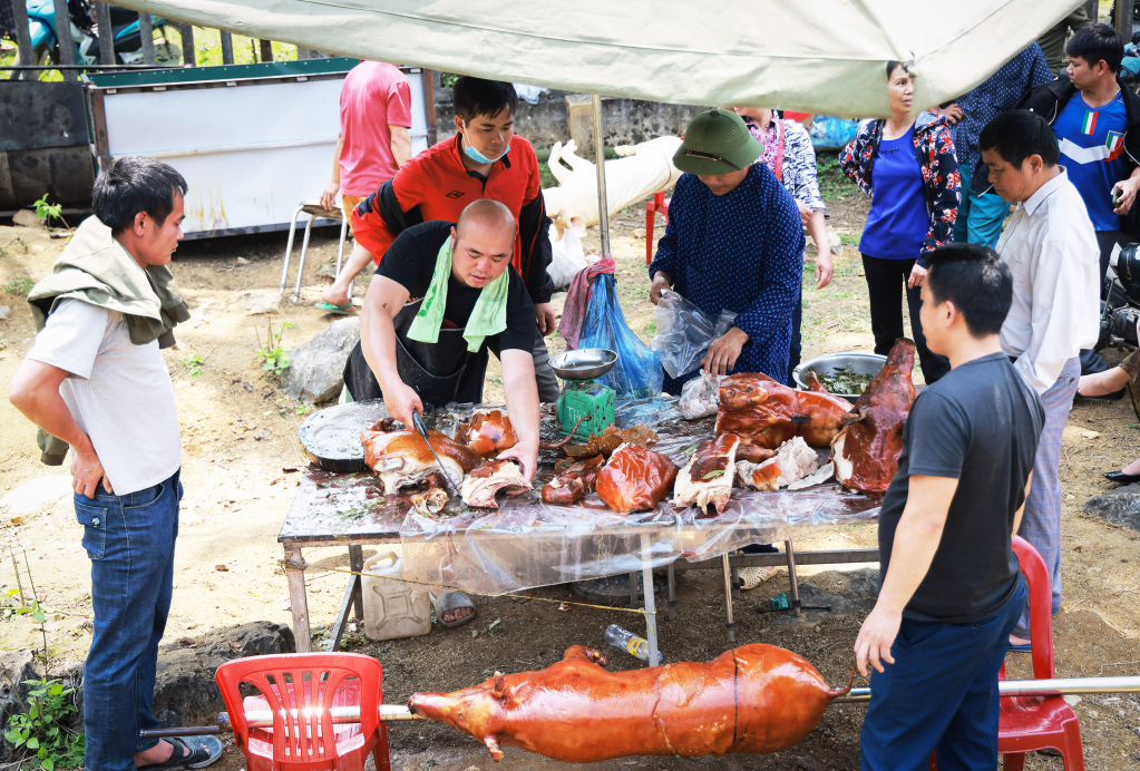 Lợn quay - món ẩm thực truyền thống không thể thiếu khi đến với hội Thanh Minh Phúc Sen.