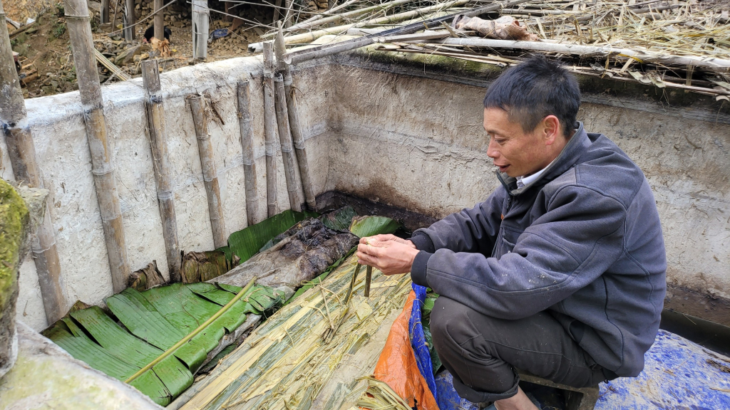 Khác với những địa phương khác, nguyên liệu làm giấy bản ở xóm Lũng Ót, xã Yên Lạc (Nguyên Bình) được làm từ cây trúc non, ngâm trong bể vôi lớn khoảng 2 tháng.