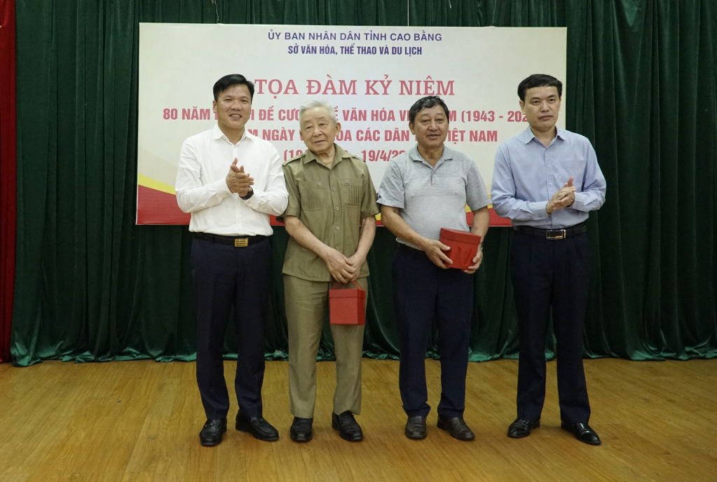 Phó Chủ tịch UBND tỉnh Trịnh Trường Huy và lãnh đạo Sở VHTTDL tặng quà lưu niệm cho nguyên lãnh đạo Sở qua các thời kỳ.