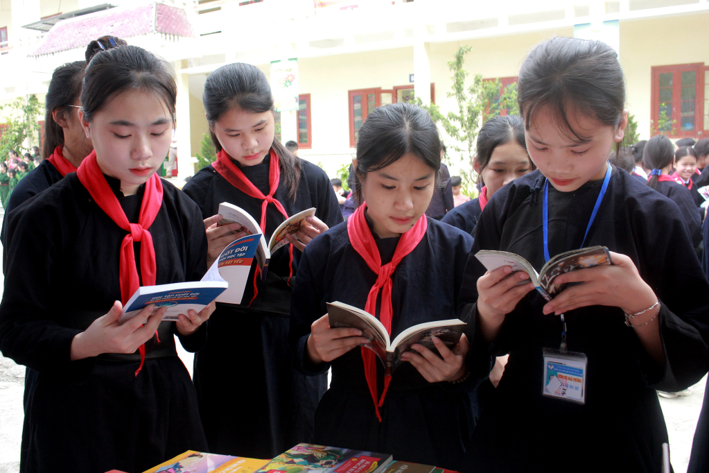 Học sinh đọc sách tại khu trung bày Ngày sách và Văn hóa đọc Việt Nam năm 2023.