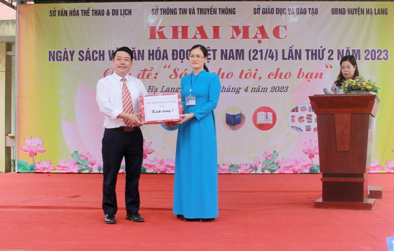 Giám đốc Thư viện tỉnh tặng sách cho Trường Phổ thông Dân tộc nội trú huyện Hạ Lang.