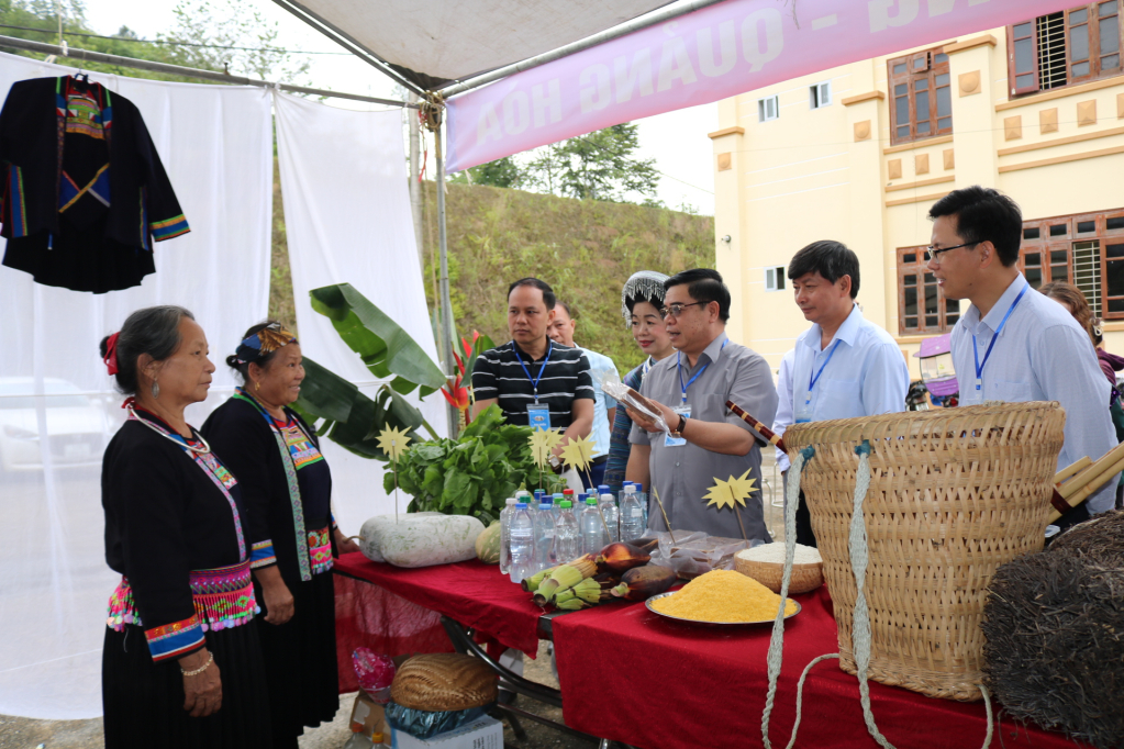 Đại biểu tham quan các gian hàng trưng bày không gian văn hóa dân tộc Mông của các xã, đến tham gia ngày hội