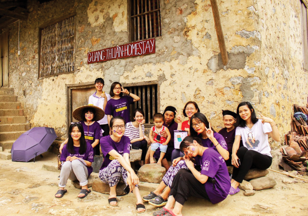 Du khách tham gia tour du lịch tình nguyện Bản Giốc - Cao Bằng chụp ảnh kỷ niệm tại làng đá Khuổi Ky, xã Đàm Thủy (Trùng Khánh).                 Ảnh: VEO