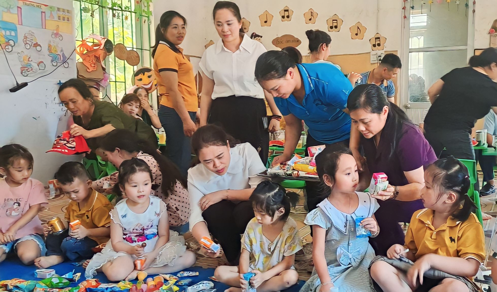 Đoàn công tác phát bánh kẹo chung vui ngày quốc tế thiếu nhi với các học sinh trường mầm non Xuân Trường (Bảo Lạc).
