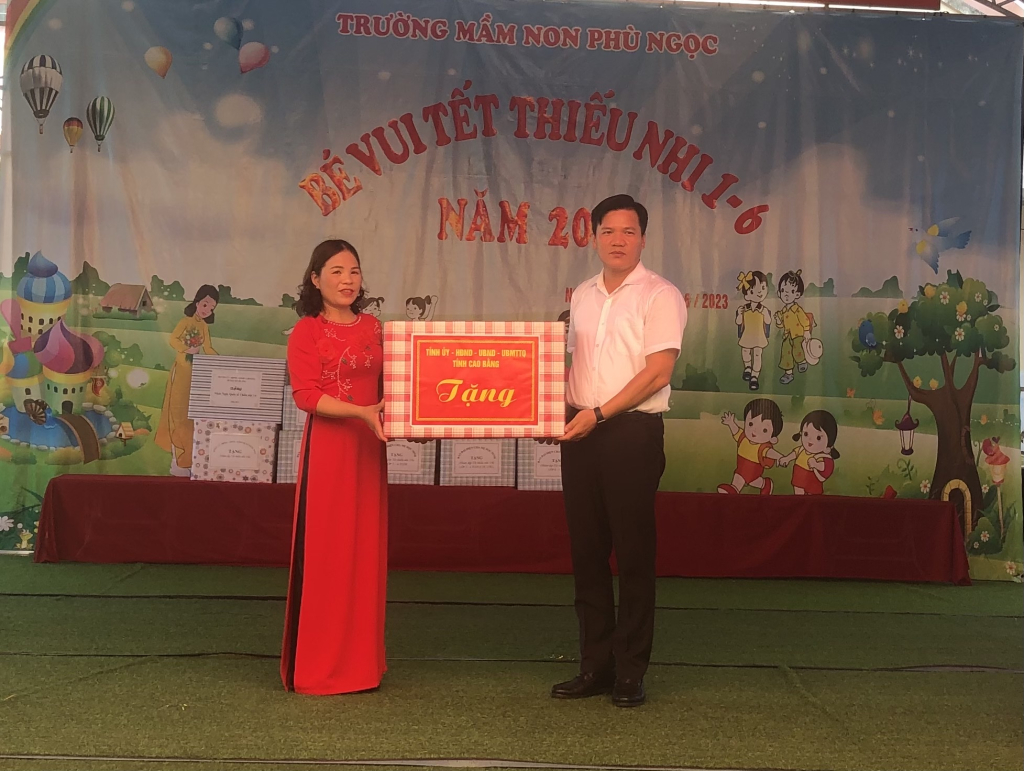 Phó Chủ tịch UBND tỉnh Trịnh Trường Huy tặng quà các cháu tại trường Mầm non Phù Ngọc, xã Ngọc Đào.
