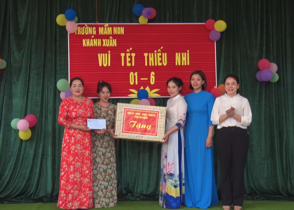 Đoàn công tác tỉnh trao quà Tết thiếu nhi 1/6 cho Trường Mầm non Khánh Xuân (Bảo Lạc).