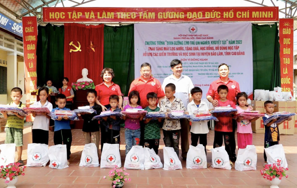 Hội Chữ thập đỏ tỉnh phối hợp Hội Chữ thập đỏ Thành phố Hà Nội trao quà cho học sinh nghèo vượt khó Trường Tiểu học Quảng Lâm (Bảo Lâm).