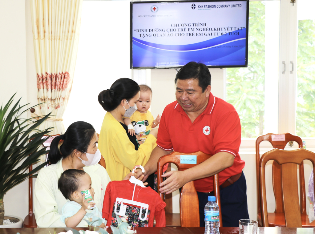 Hội Chữ thập đỏ tỉnh trao quần áo mới cho trẻ em gái từ 0 - 2 tuổi đang điều trị bệnh tại Bệnh viện Đa khoa tỉnh.