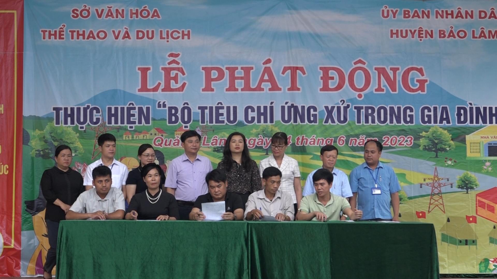  Sở Văn hóa, Thể thao và Du lịch phối hợp với UBND huyện Bảo Lâm tổ chức Lễ phát động thực hiện bộ tiêu chí ứng xử trong gia đình tại xã Quảng Lâm.
