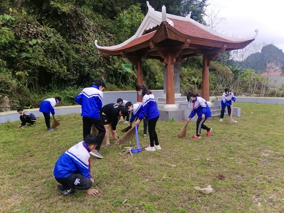 Học sinh tham gia vệ sinh Khu di tích lịch sử Phja Toọc, thị trấn Thông Nông (Hà Quảng).