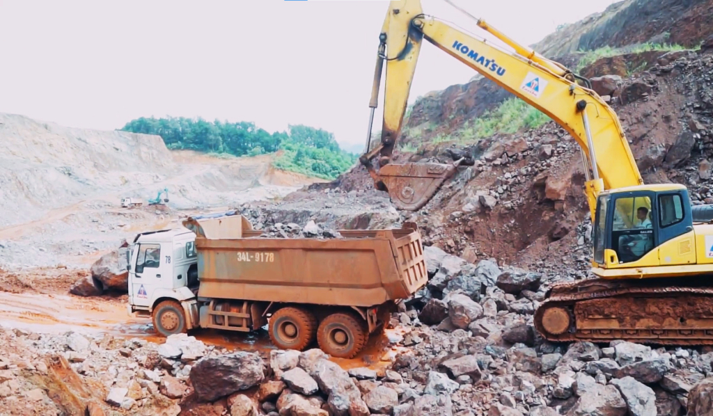 Khai thác quặng sắt tại khai trường khu Nam mỏ sắt Nà Rụa.