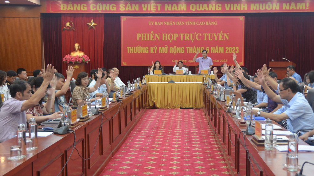 Các đại biểu nhất trí thông qua Chương trình công tác 6 tháng cuối năm 2023 và Chương trình công tác quý III năm 2023 của UBND tỉnh.