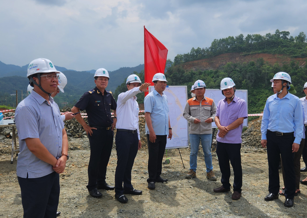 Bí thư tỉnh ủy Trần Hồng Minh và đoàn công tác kiểm tra thực tế tại khu khai trường khai thác lộ thiên khoáng sản Niken - Đồng.