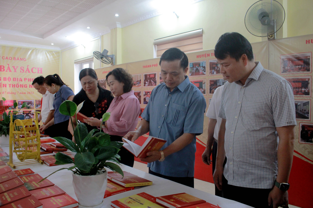 Các đại biểu tham quan gian trưng bày sách lịch sử Đảng bộ địa phương, lịch sử truyền thống ngành