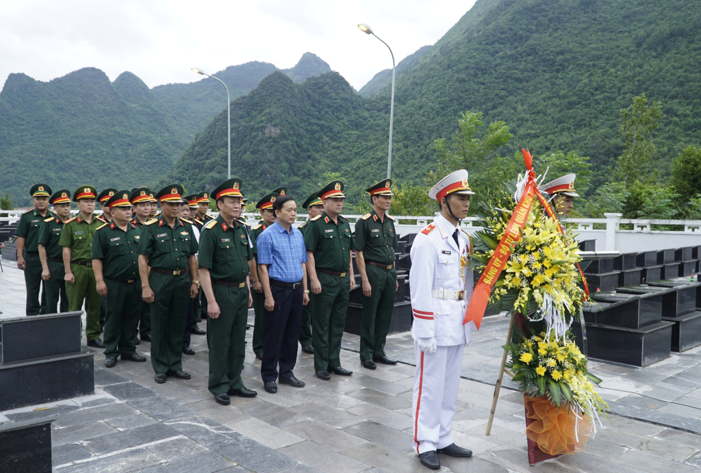 Trung tướng Nguyễn Hồng Thái, Tư lệnh Quân khu và đoàn cùng đi dâng hương, dâng hoa tưởng niệm các Anh hùng Liệt sĩ tại Nghĩa trang liệt sĩ huyện Hà Quảng.