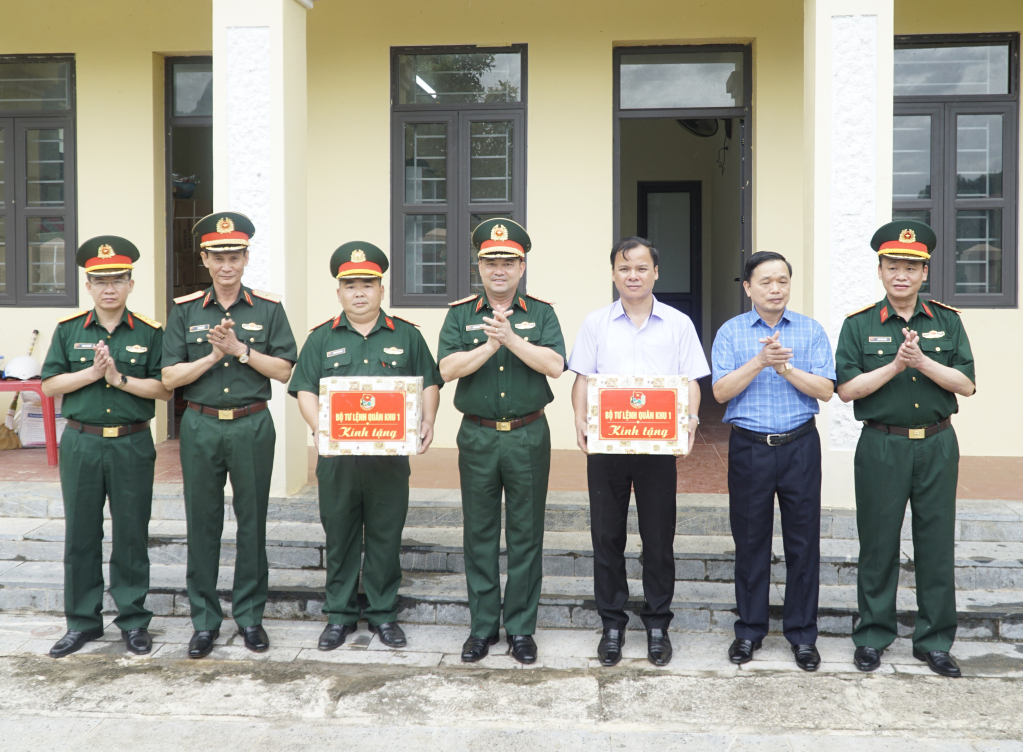Đoàn công tác trao tặng quà cho Ban chỉ huy Quân sự huyện và huyện Hà Quảng.