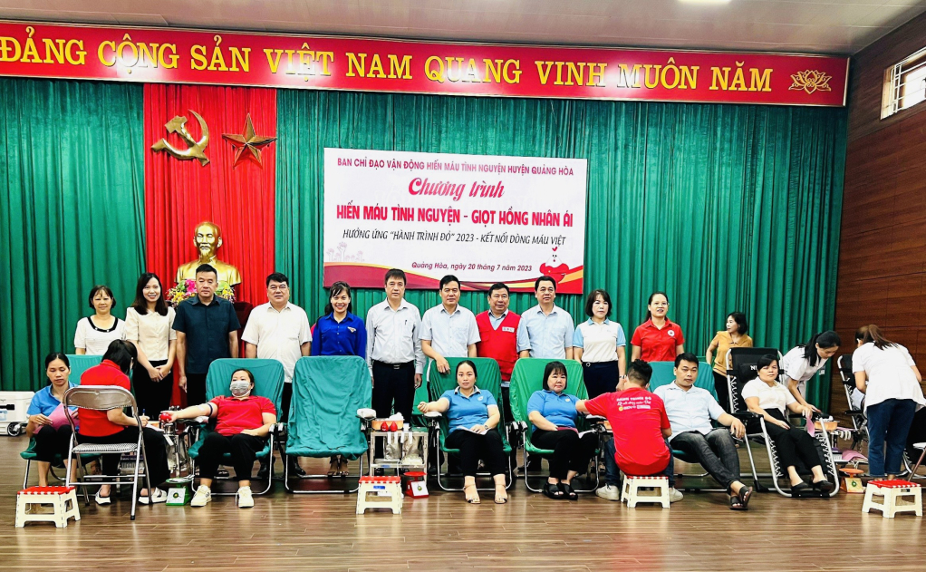 Cán bộ, công chức, đoàn viên thanh niên huyện Quảng Hoà tham gia hiến máu tình nguyện.
