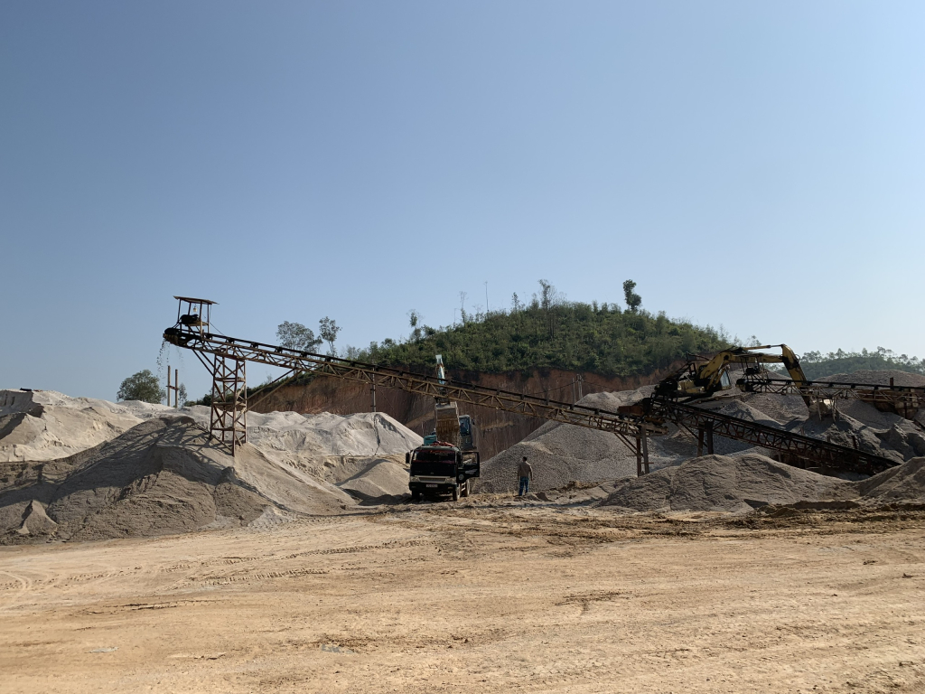 Nhiều điểm mỏ đã đầu tư lắp đặt dây chuyền công nghệ chế biến cát nhân tạo thay thế cát tự nhiên đem lại hiệu quả kinh tế cao.