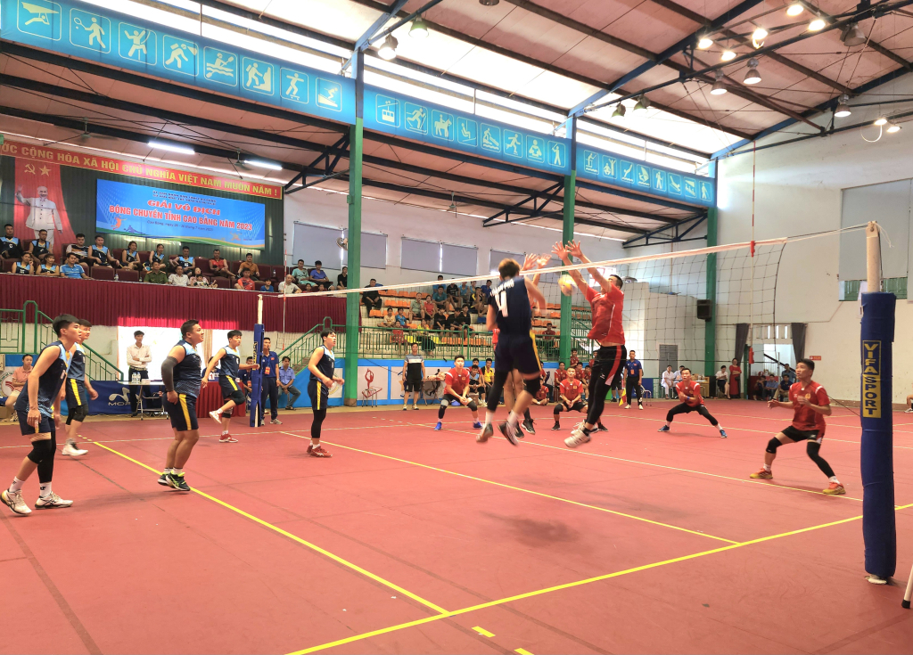 Trận thi đấu bóng chuyền khai mạc giữ 2 đội nam thành phố và Công an tỉnh.