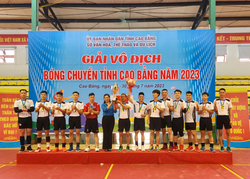 Ban tổ chức trao giải nhất môn bóng chuyển nam cho đội Bộ đội Biên phòng tỉnh.