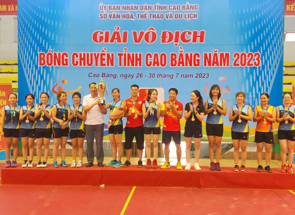 Đội bóng chuyền nữ huyện Bảo Lâm nhận cúp của Ban tổ chức giải.