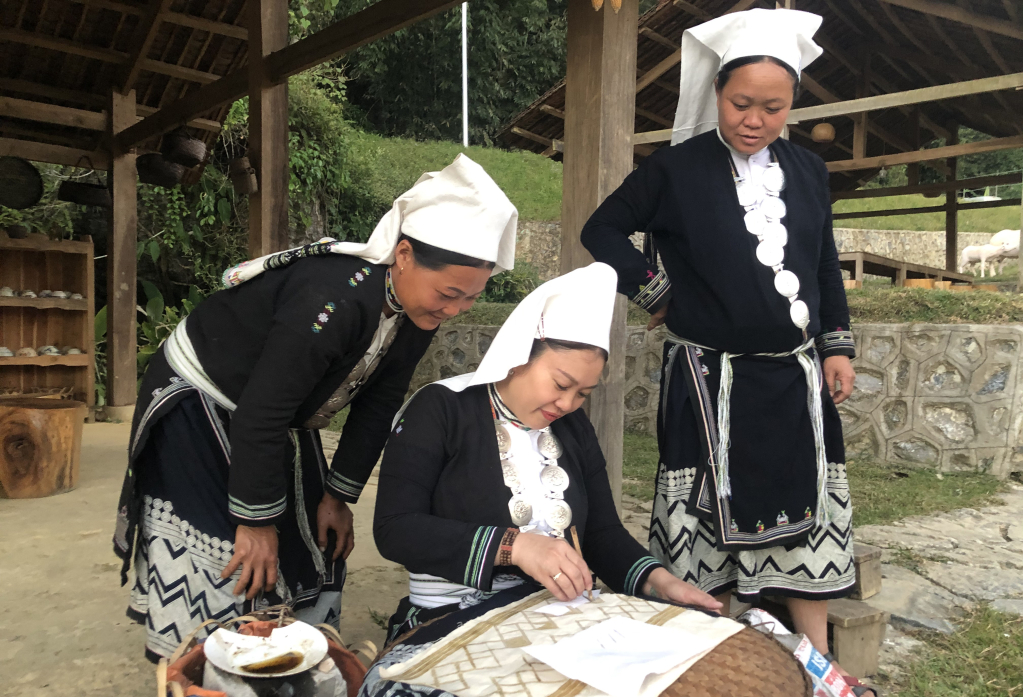  Lưu giữ nghề truyền thống thêu sáp ong dân tộc Dao Tiền tại Điểm du lịch cộng đồng bản Hoài Khao, xã Quang Thành (Nguyên Bình) được nhiều du khách lựa chọn đến trải nghiệm.