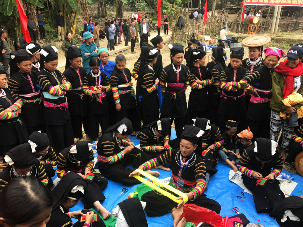 Thi thêu, dệt thổ cẩm tại Ngày hội văn hóa dân tộc Lô Lô huyện Bảo Lạc.