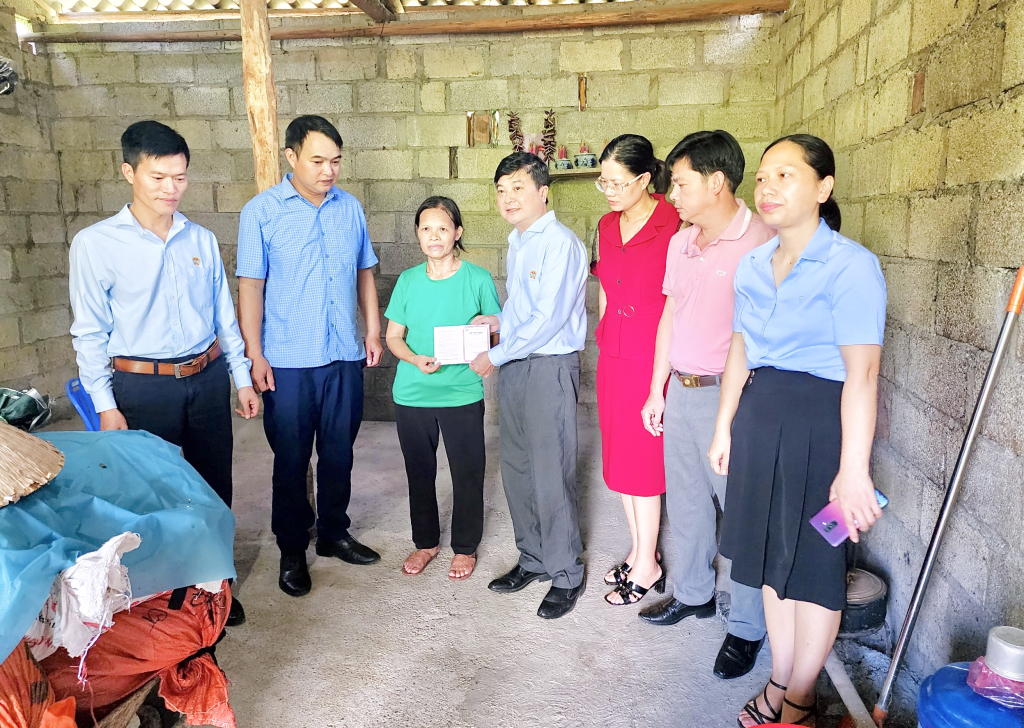 Lãnh đạo Hội Nông dân tỉnh trao sổ tiết kiệm cho hội viên Trần Thị Nang, xóm 1, xã Chu Trinh (Thành phố).