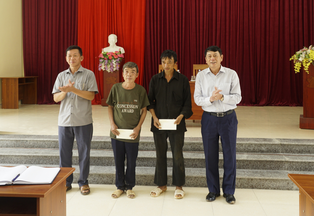 Chủ tịch UBND tỉnh Hoàng Xuân Ánh động viên và hỗ trợ 2 hộ tiên phong nhận đền bù và giải phóng mặt bằng để triển khai dự án tại xã Quý Quân.