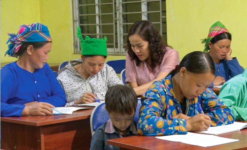 Các học viên tham gia lớp học xóa mù tại xóm Nặm Đông, xã Cần Nông (Hà Quảng).