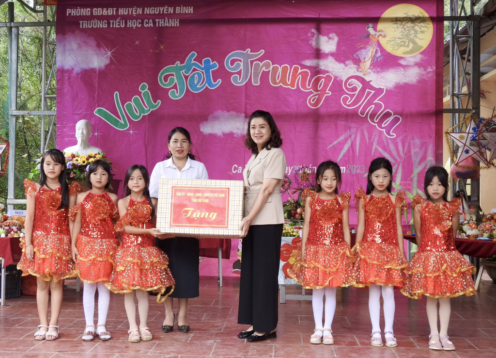 Đoàn công tác của tỉnh tặng quà Tết Trung thu tại huyện Nguyên Bình