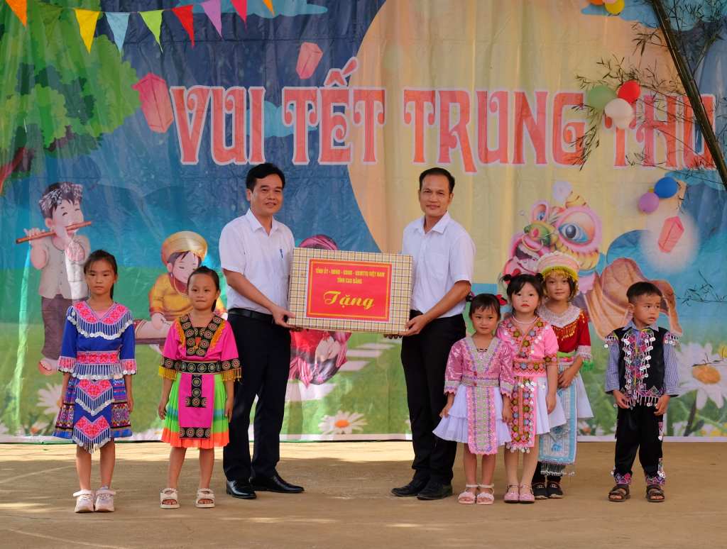 Trưởng ban Pháp chế HĐND tỉnh Nông Văn Tuân tặng quà Tết Trung thu cho học sinh Trường Tiểu học - Trung học cơ sở Đức Xuân.