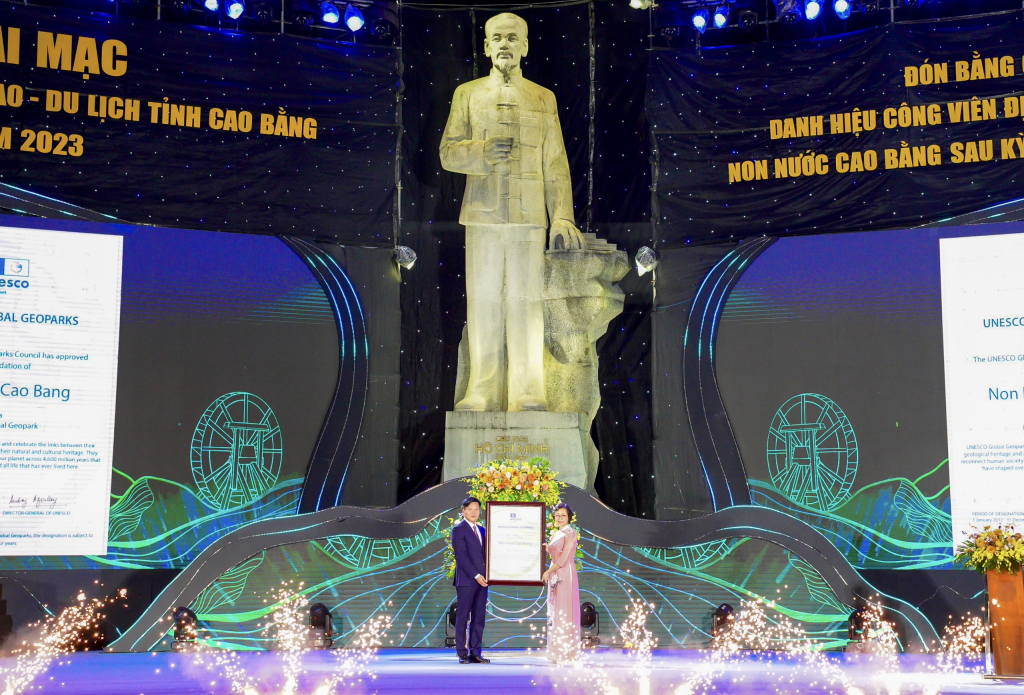 Đồng chí Trần Lan Hương, Trưởng ban Khoa học tự nhiên, Văn phòng UNESCO tại Việt Nam trao Bằng Chứng nhận CVĐC toàn cầu UNESCO non nước Cao Bằng sau kỳ tái thẩm định lần 1 cho tỉnh Cao Bằng. 