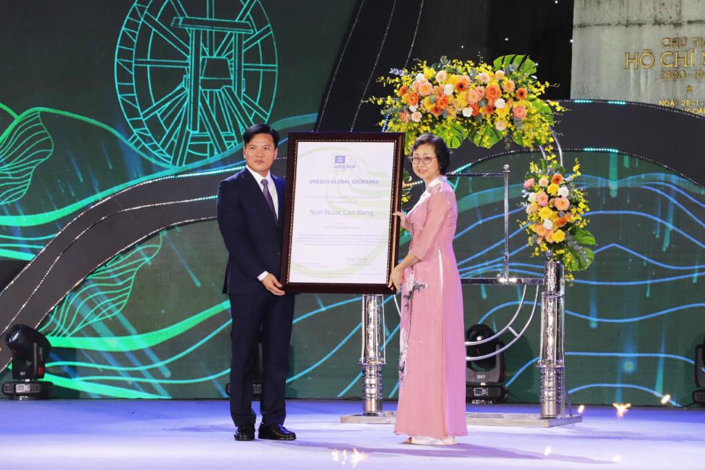 Đồng chí Trần Lan Hương, Trưởng ban Khoa học tự nhiên, Văn phòng UNESCO tại Việt Nam trao Bằng Chứng nhận CVĐC toàn cầu UNESCO non nước Cao Bằng sau kỳ tái thẩm định lần 1 cho tỉnh Cao Bằng.