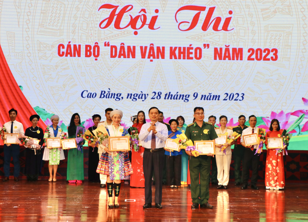 Phó Bí thư Thường trực Tỉnh ủy, Chủ tịch HĐND tỉnh Triệu Đình Lê trao giải cho các thí sinh.