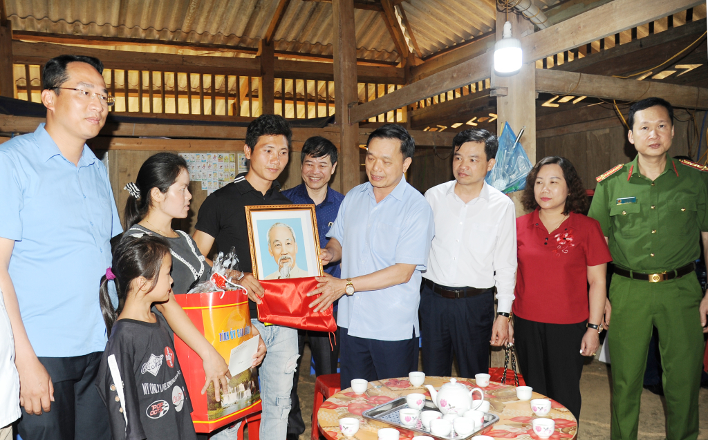 Đồng chí Triệu Đình Lê, Phó Bí thư Thường trực Tỉnh ủy, Chủ tịch HĐND tỉnh tặng quà gia đình tiêu biểu tại xã Lý Bôn (Bảo Lâm).