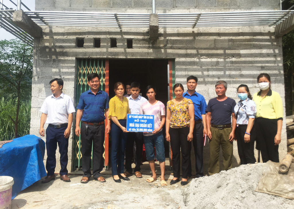 Lãnh đạo UBND, Ủy ban MTTQ xã Bế Văn Đàn (Quảng Hòa) trao tiền hỗ trợ xây nhà “Đại đoàn kết” cho gia đình anh Triệu Văn Êm, xóm Bắc Vọng.