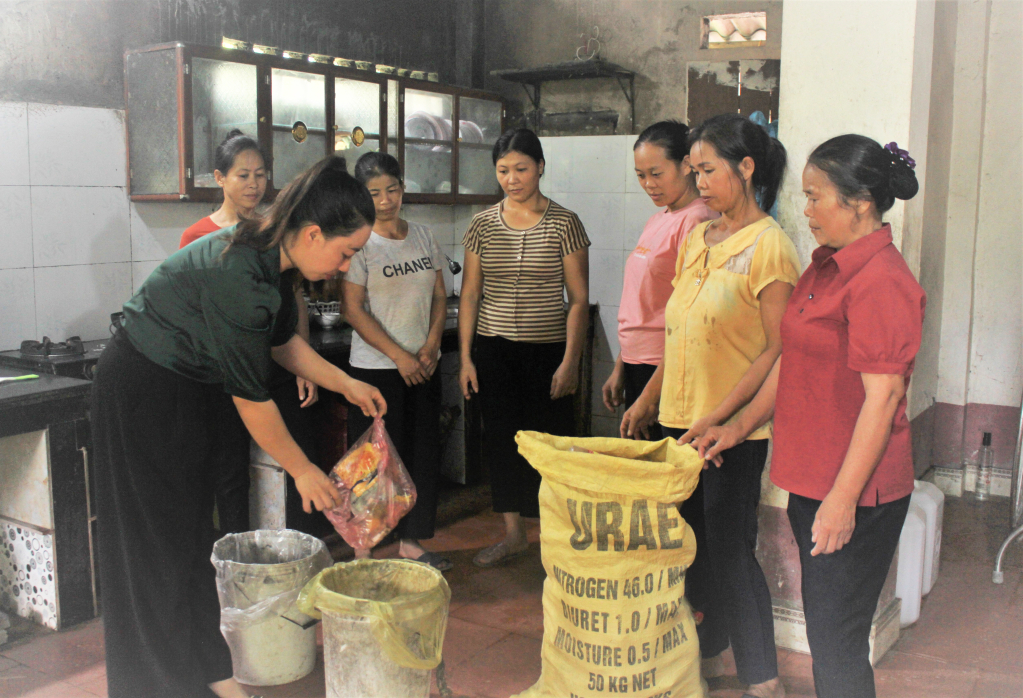 Chị Dương Thị Hoa, Chủ tịch Hội Nông dân xã Đại Tiến (Hòa An) hướng dẫn các hộ dân phân loại rác thải tại nguồn.