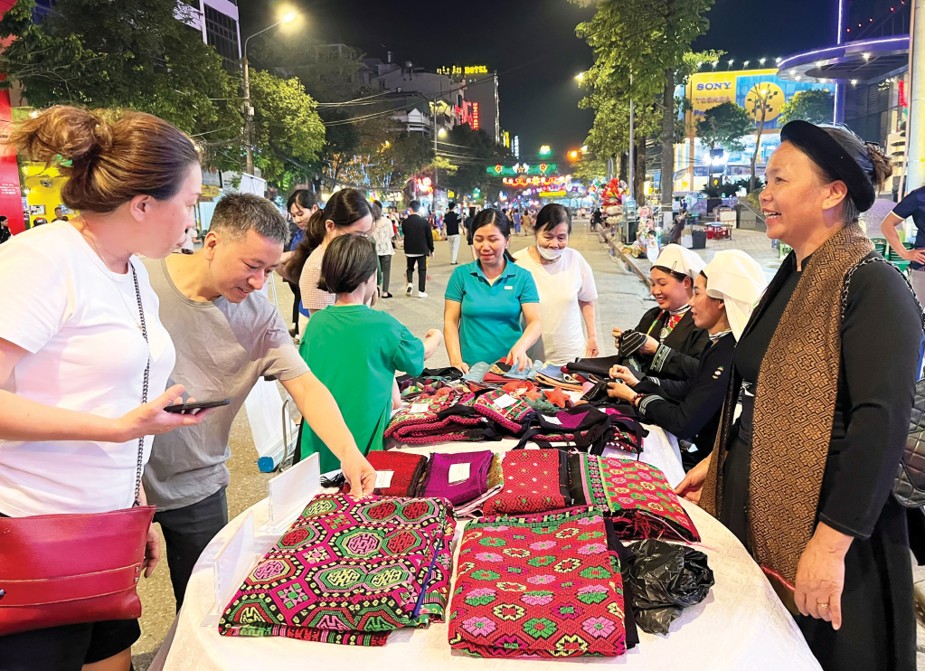 Sản phẩm thổ cẩm Luống Nọi (Hà Quảng) được giới thiệu tại Phố đi bộ Kim Đồng (Thành phố).