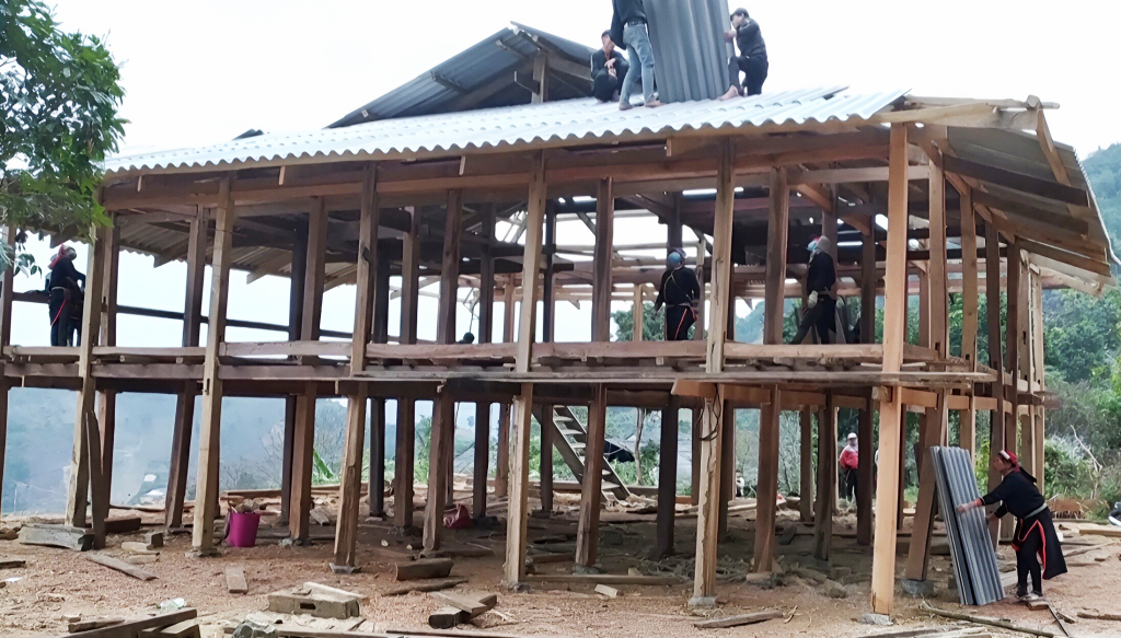 Huyện Bảo Lâm thực hiện xóa nhà tạm, nhà dột nát cho hộ nghèo.