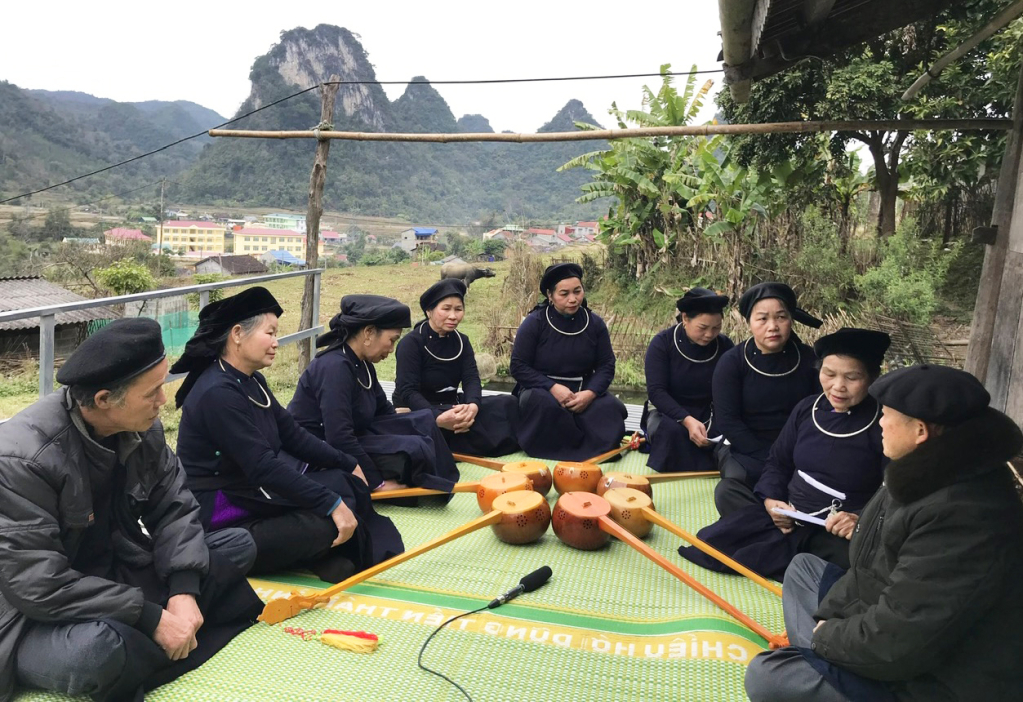 Bà Hà Thị Dảy (người thứ hai từ phải sang), xóm Nà Pá, xã Đức Xuân (Thạch An) thường tự sáng tác các bài hát bằng tiếng dân tộc mình để truyền dạy cho các thành viên trong đội văn nghệ.