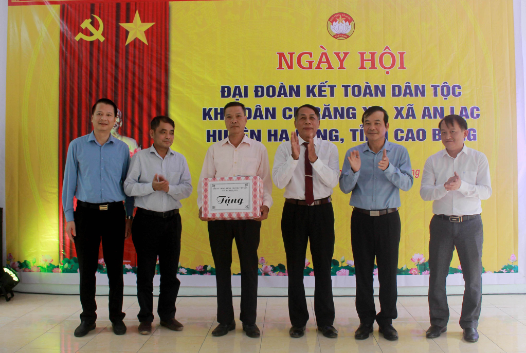 Đồng chí Nguyễn Trung Thảo, Phó Chủ tịch UBND tỉnhvà đoàn công tác tặng quà xóm Răng Xe