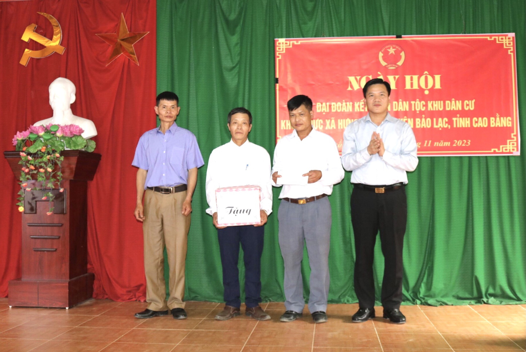 Đồng chí Trịnh trường Huy, Phó Chủ tịch UBND tỉnh tặng quà cho cán bộ, nhân dân khu dân cư xóm Khuổi Mực, xã Hưng Thịnh (Bảo Lạc).